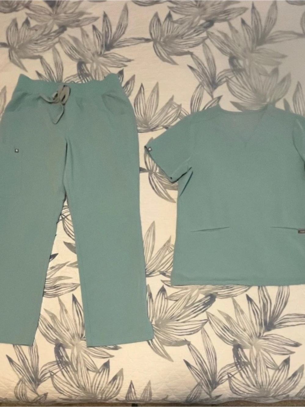 FIGS Green Matching Top and Straight-Leg Pants